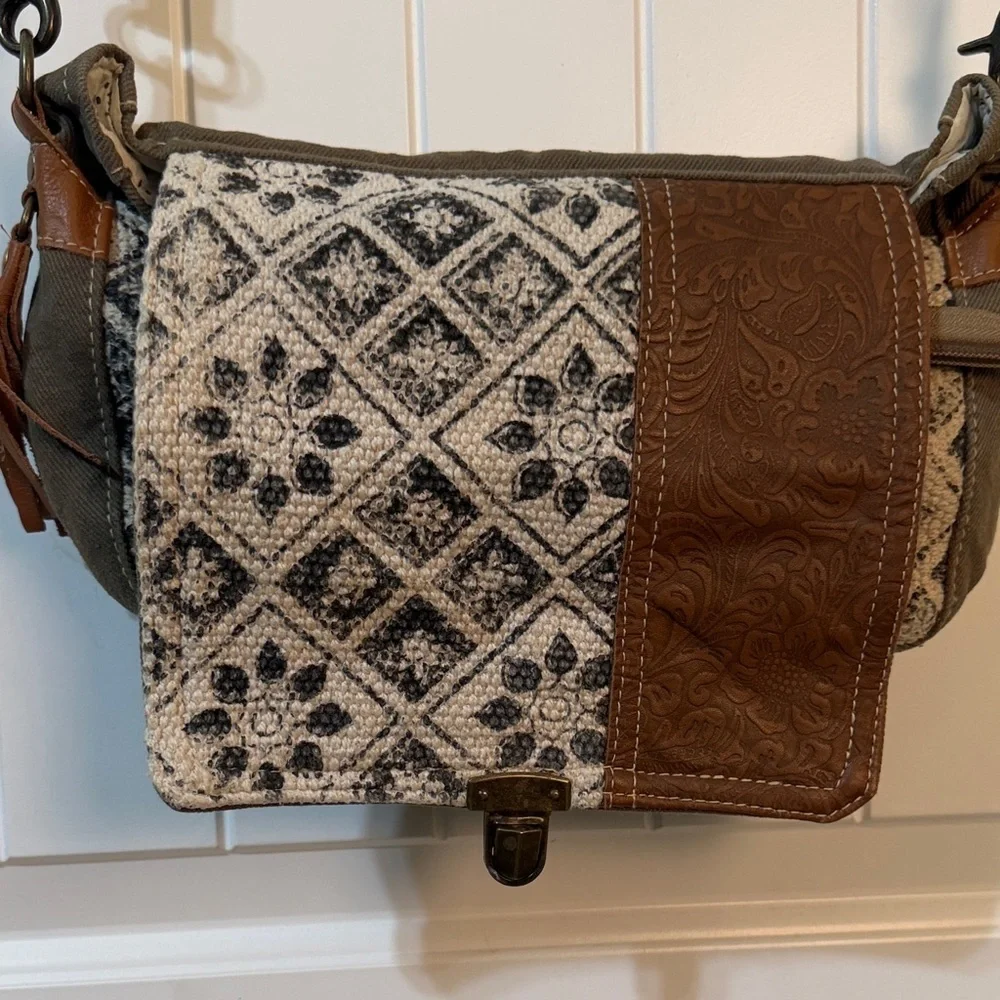 Spell Bound Messenger Bag in Olive green and Leather - Picture 3 of 16